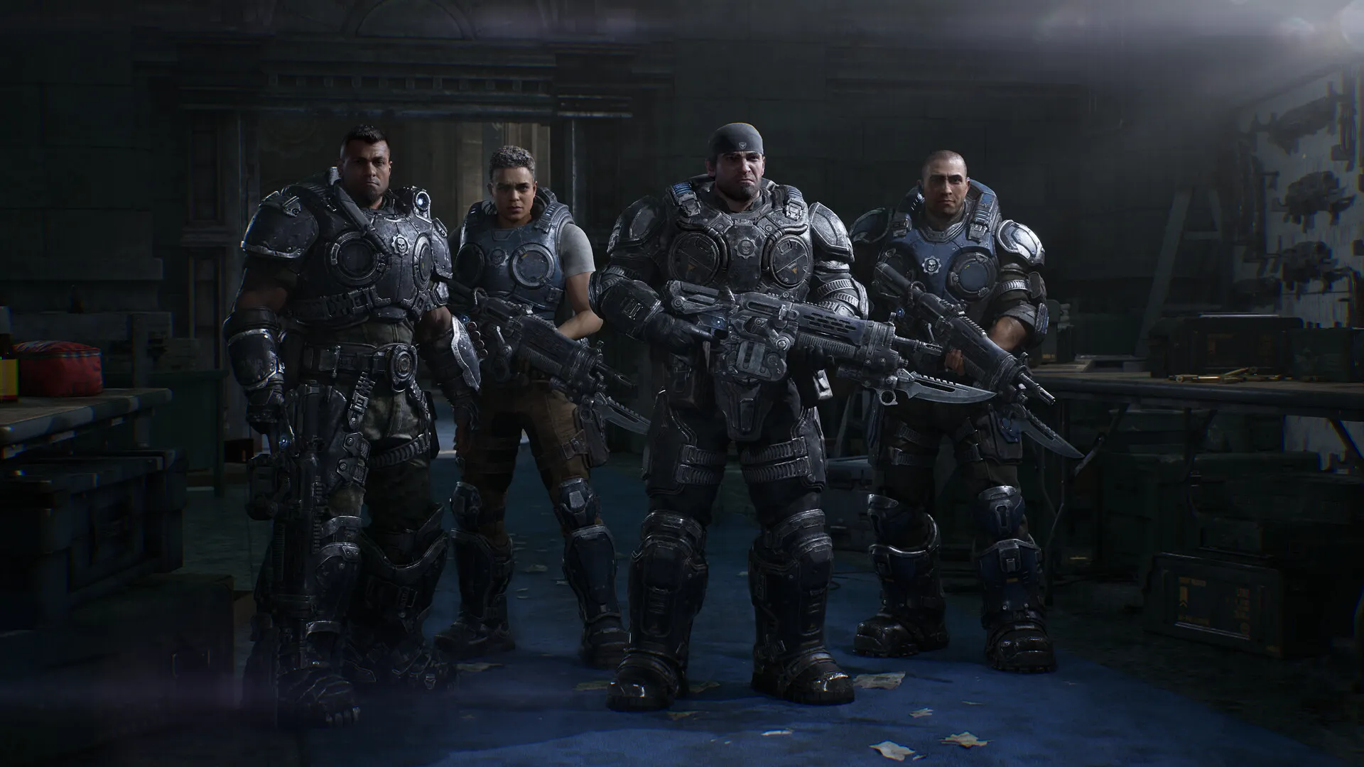 Cuatro soldados COG con Lancers en un taller oscuro de Gears of War: E-Day