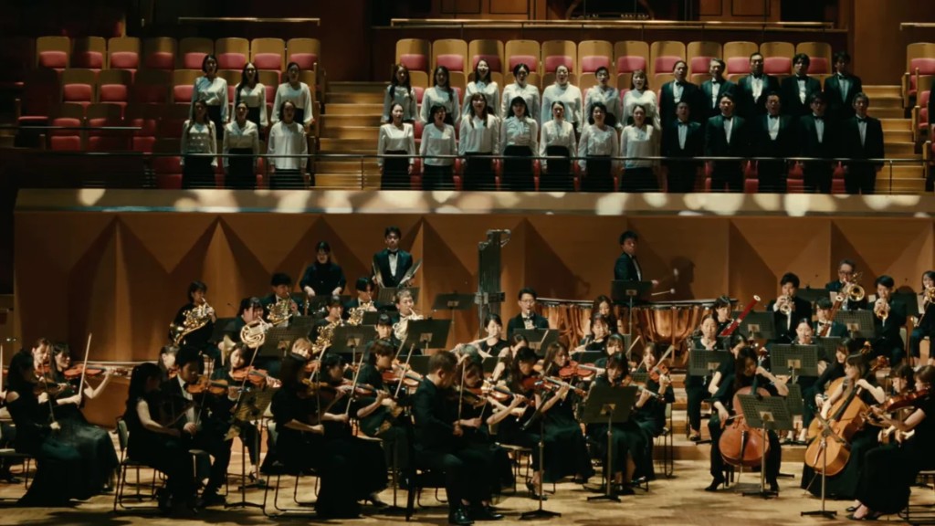 Orquesta sinfónica y coro en el escenario